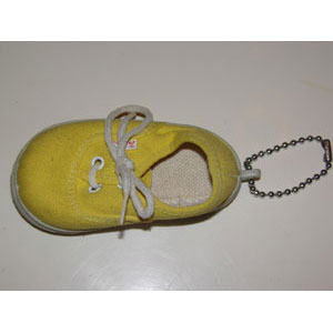 REGALO Llavero de zapato de tela color amarillo con cordones