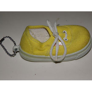 REGALO Llavero de zapato de tela color amarillo con cordones 2