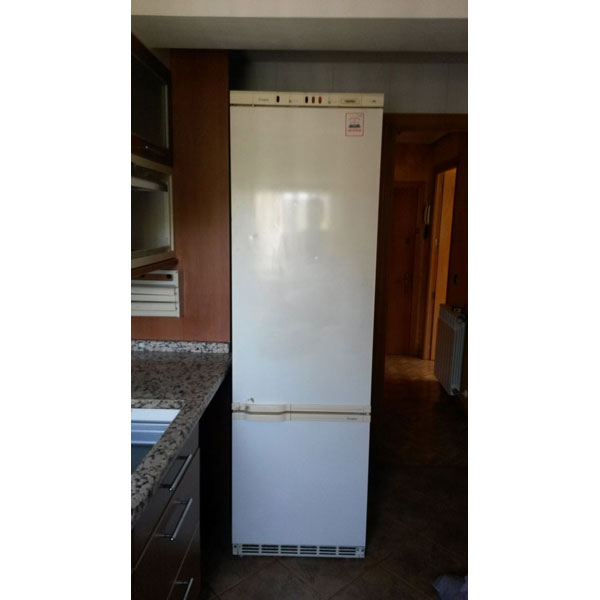 REGALO Nevera bastante usada con congelador averiado marca Aspes 2x0.6m REGALO Nevera bastante usada con congelador averiado marca Aspes 2x0.6m