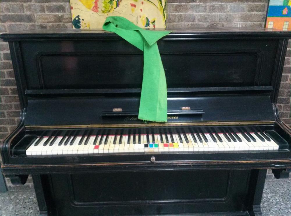 REGALO piano de pared antiguo 2