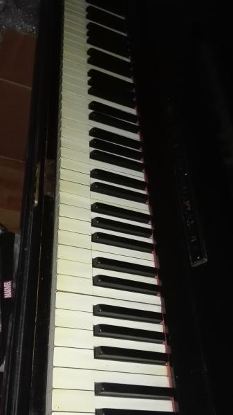 REGALO Piano antiguo de pared August Roth 3