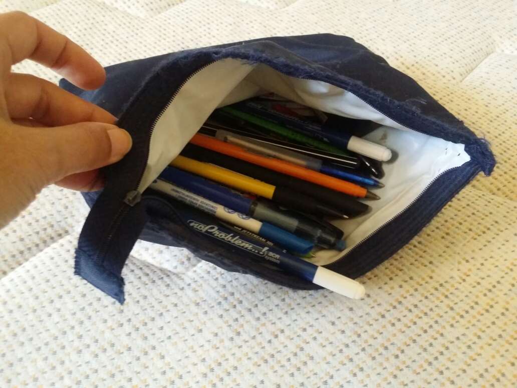 REGALO Estuche con bolis etc REGALO Estuche con bolis etc