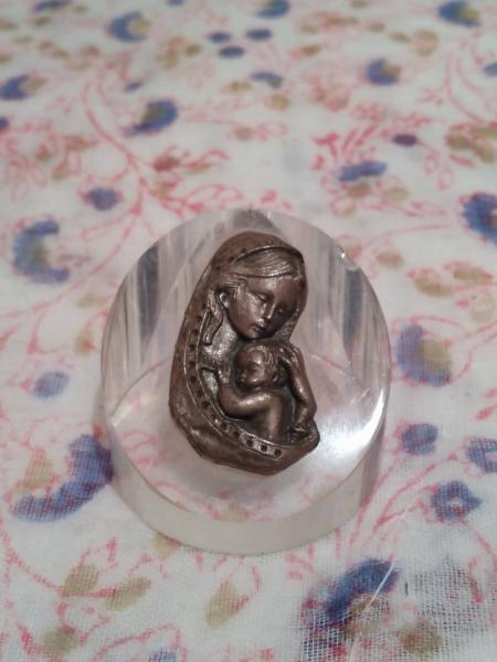 REGALO Pequeña figura de la Virgen con el Niño. REGALO Pequeña figura de la Virgen con el Niño.