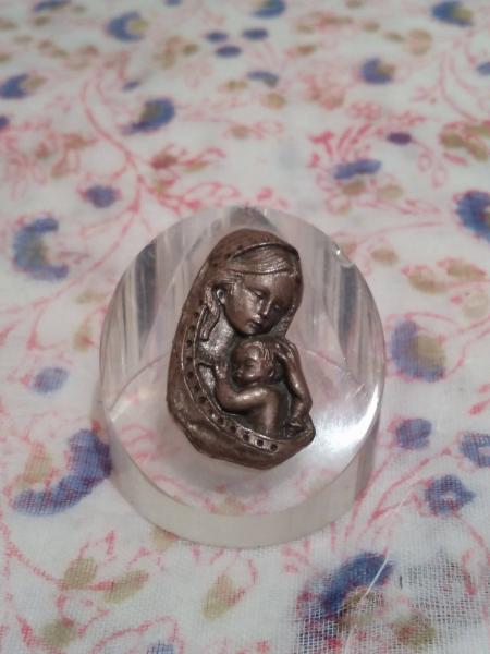 REGALO Pequea figura de la Virgen con el Nio. 1