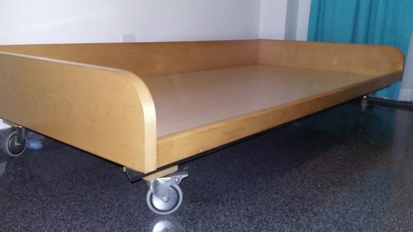 REGALO Somier de madera con ruedas 2