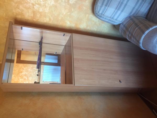 REGALO Estantería de madera con espejo al fondo REGALO Estantería de madera con espejo al fondo