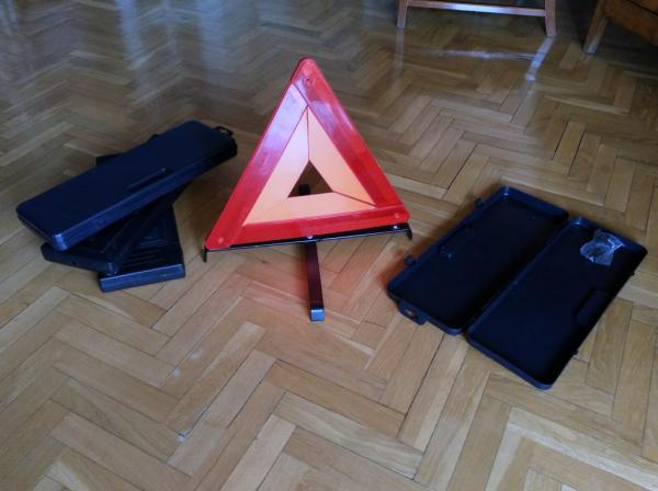 REGALO Dos pares de triángulos de aviso en carretera