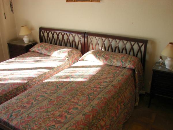 REGALO Dos camas clásicas iguales, de madera barnizada. 1