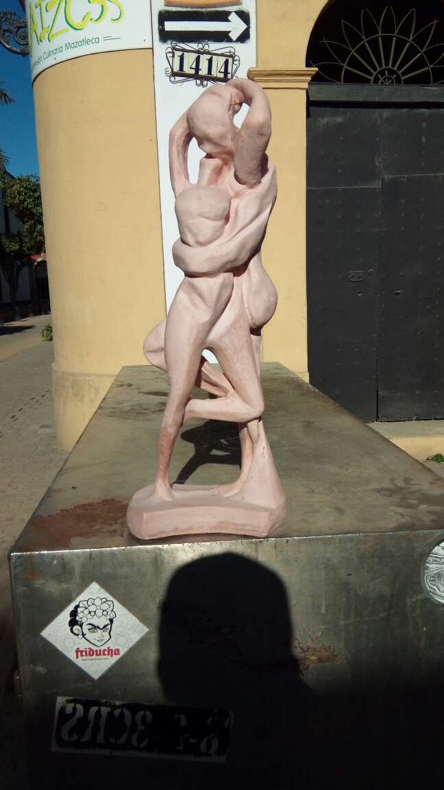 REGALO Estatua 40cm de alto 1