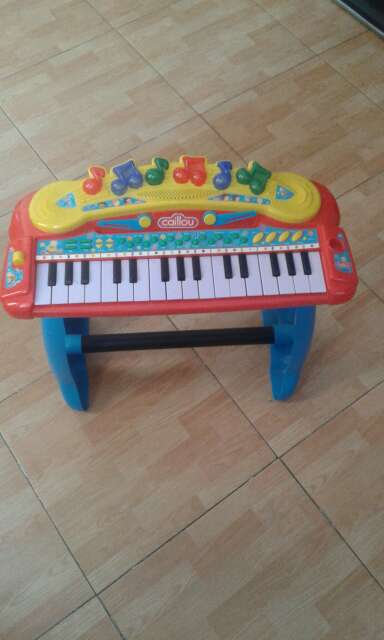 REGALO piano musical caillou