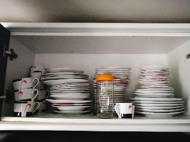 REGALO Platos y tazas de distintos modelos REGALO Platos y tazas de distintos modelos