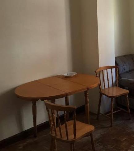 REGALO Se regala mesa de comedor con 3 sillas, 2 sillones y una estantera 2
