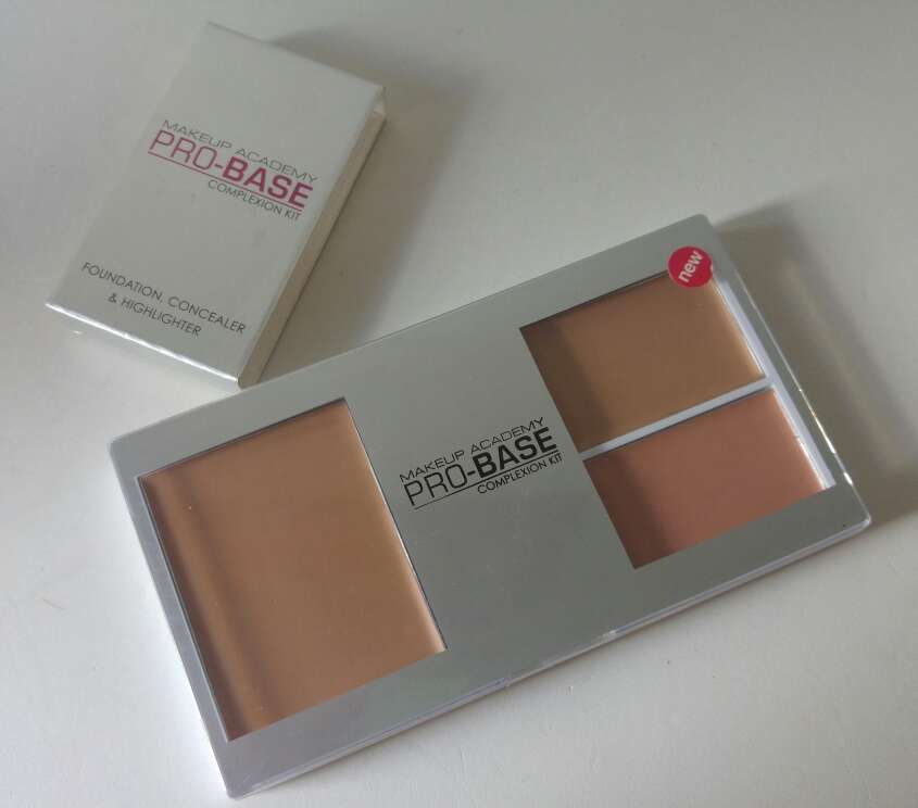 REGALO Paleta de base, corrector e iluminador en crema.