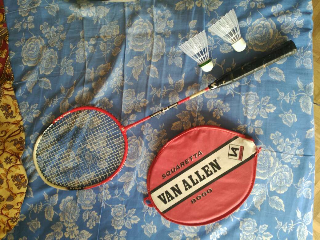 REGALO Raqueta badminton + dos volantes