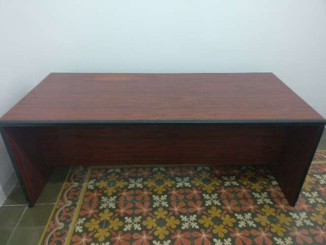 REGALO Mesa oficina y dos muebles auxiliares 2