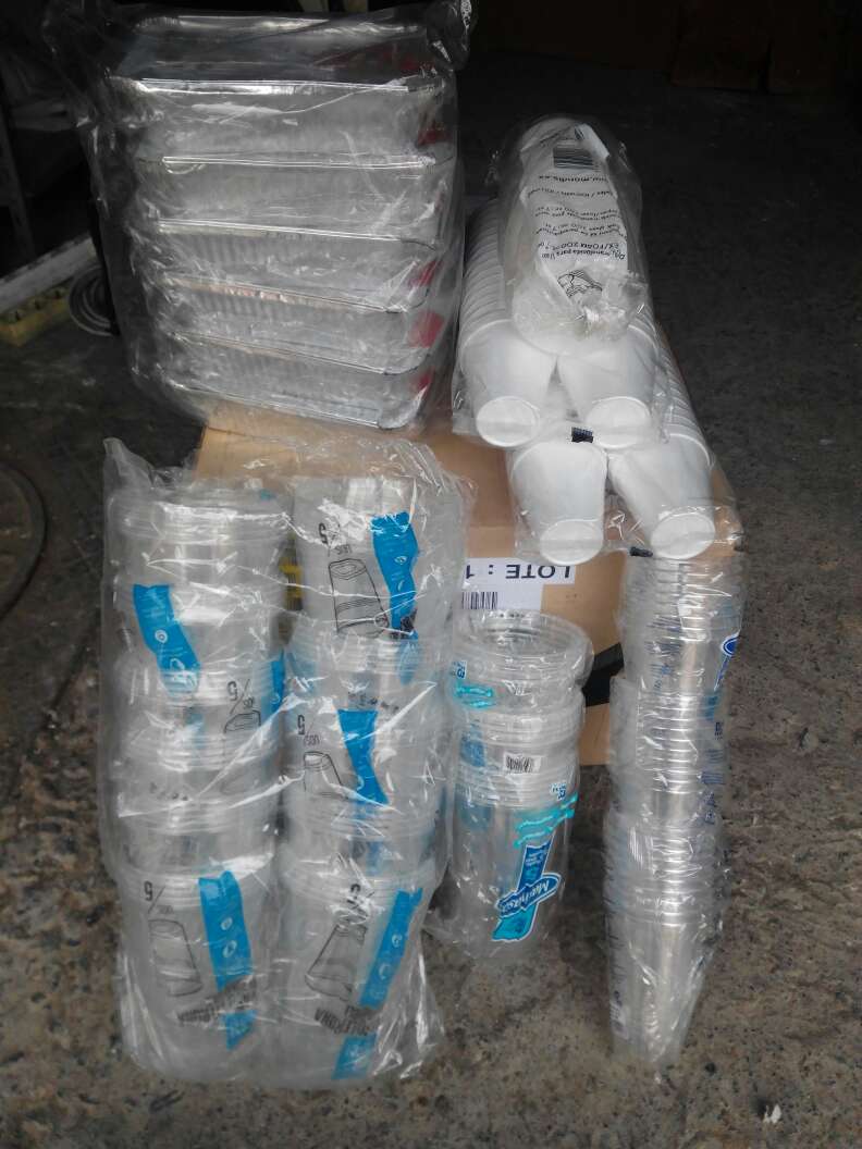 REGALO vasos plsticos , palillos, bandejas etc 3