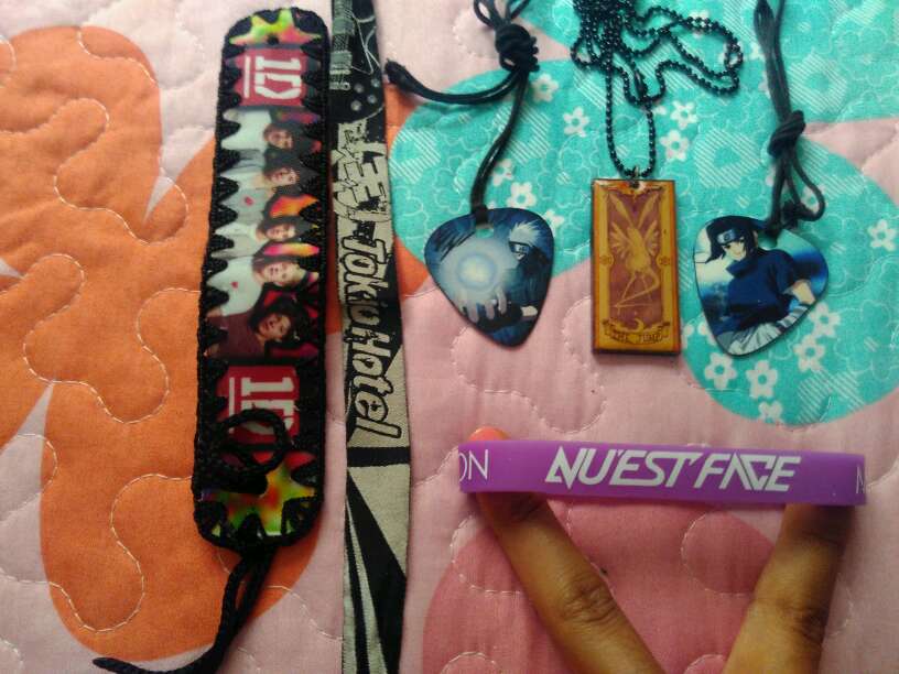 REGALO manillas y collares anime/kpop/bandas REGALO manillas y collares anime/kpop/bandas