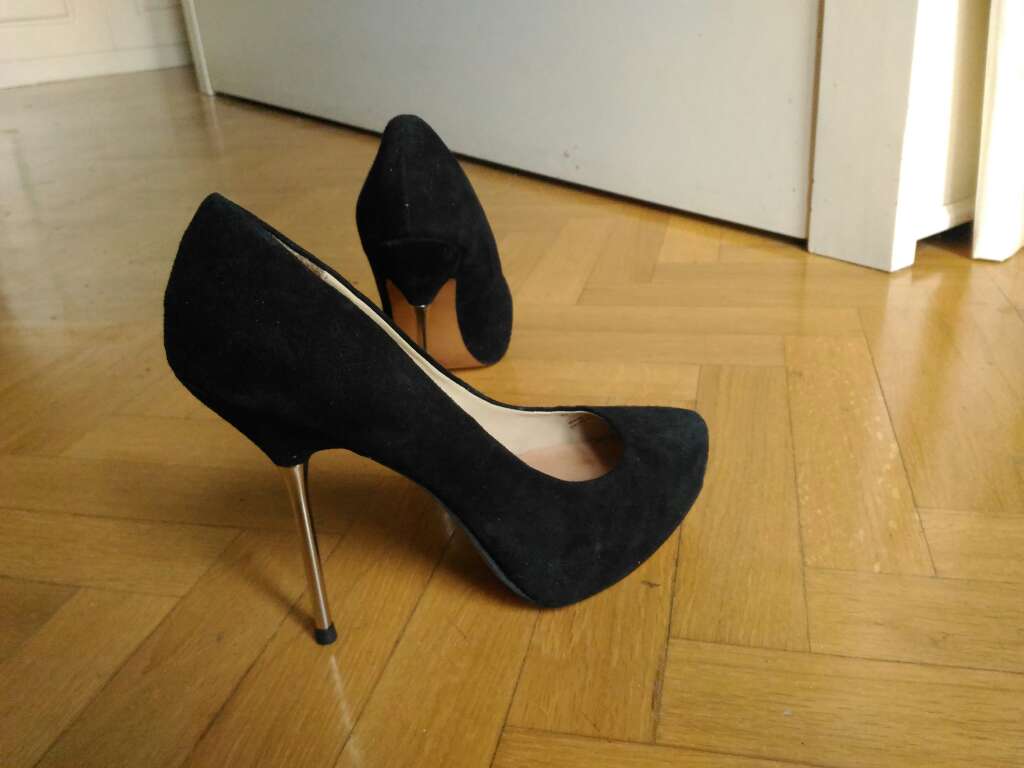 REGALO Tacones clasicos negros. T 39