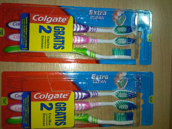 REGALO Nuevos: 6 cepillos de dientes normales + 2sticks interdentales nuevos , más de 100 sticks de seda dental (ahí hay una caja abierta) y dos cepillos para prótesis nuevos también.  2
