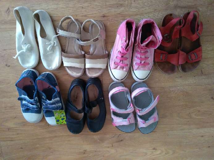 REGALO zapatillas y sandalias niña número 33 REGALO zapatillas y sandalias niña número 33