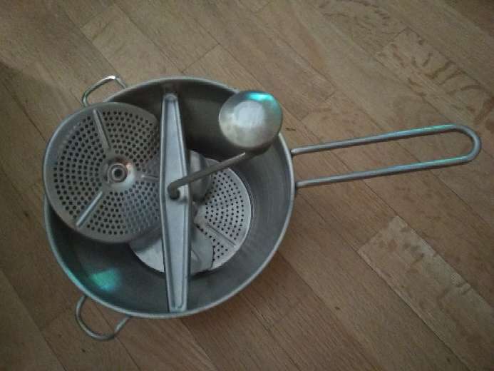 REGALO perchero, jamonero, pasapurs, sarten tortillas, regadera. indivisible 2