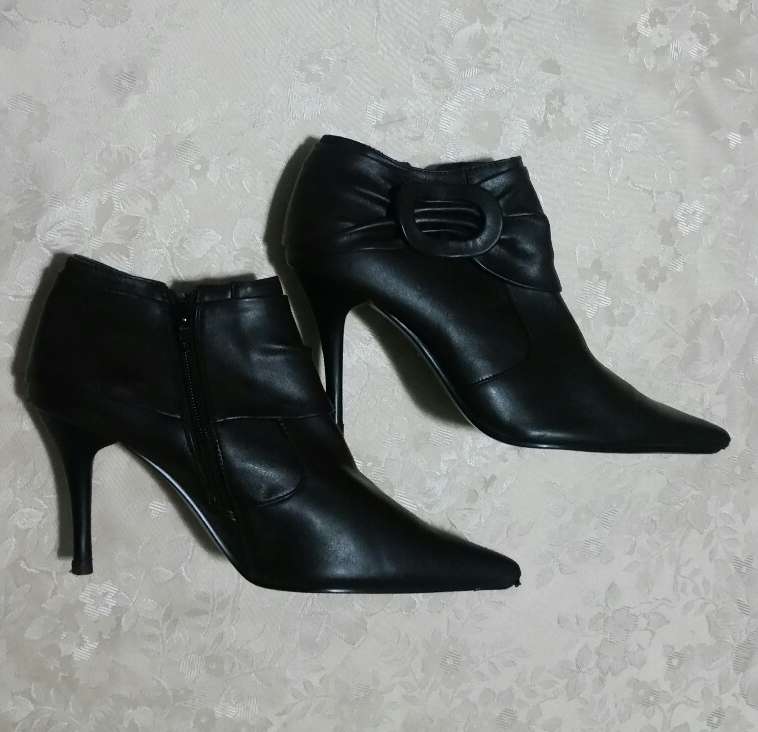 REGALO seis pares botas y botines chica talla 37/38. 3