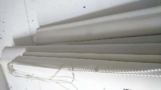 REGALO uno o varios estores blancos.  2