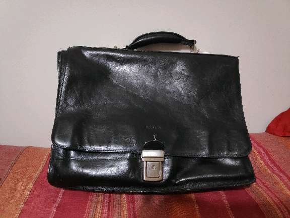 REGALO maletn de cuero negro