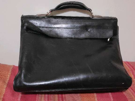 REGALO maletn de cuero negro 3