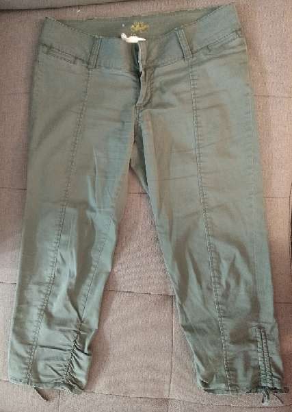 REGALO Pantalón Pirata Verde Mujer Talla 38 (Bershka) REGALO Pantalón Pirata Verde Mujer Talla 38 (Bershka)