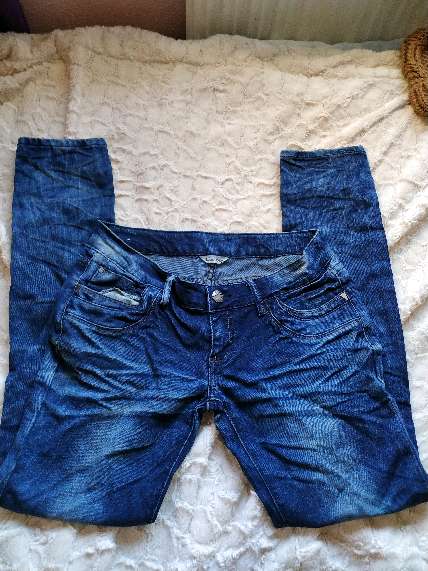REGALO Pantalon vaquero REGALO Pantalon vaquero