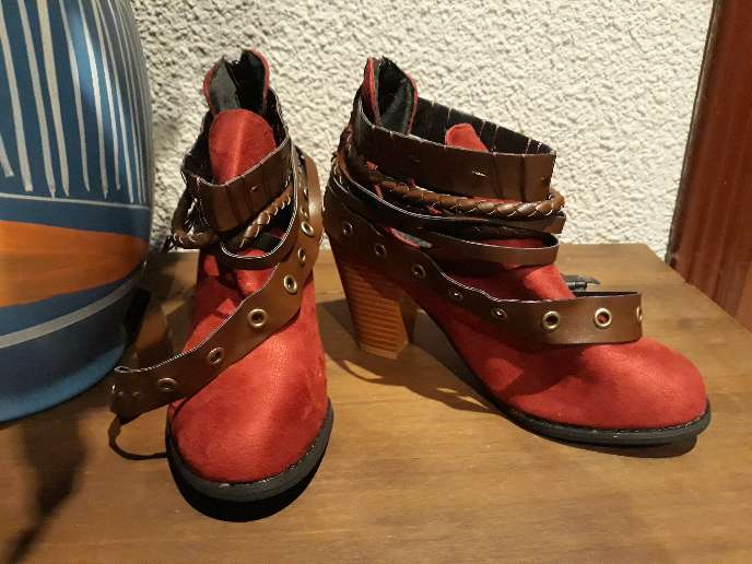 REGALO Botines rojos sin estrenar REGALO Botines rojos sin estrenar