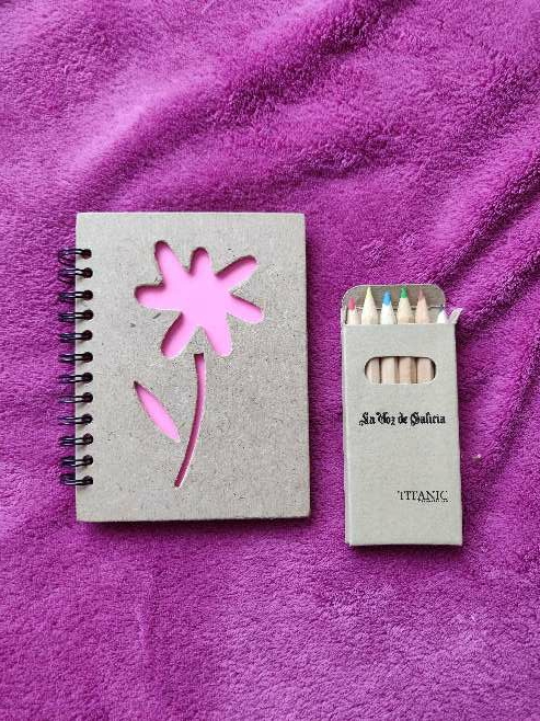 REGALO Libreta pequeña y lápices de colores nuevos REGALO Libreta pequeña y lápices de colores nuevos