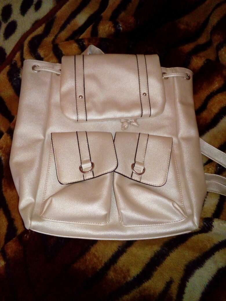 REGALO Mochila de paseo de color perla REGALO Mochila de paseo de color perla