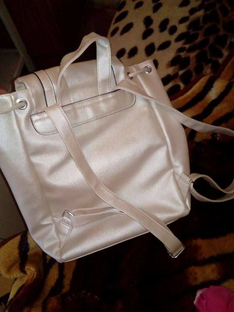 REGALO Mochila de paseo de color perla 2