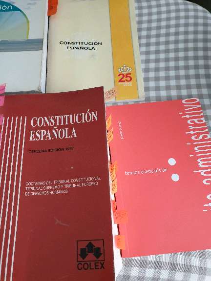 REGALO Libros y cdigos de Derecho 3