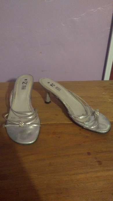 REGALO Zapatillas  #3 o 3 1/2 plateadas, usadas. 2