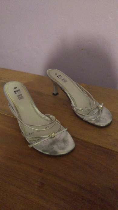 REGALO Zapatillas  #3 o 3 1/2 plateadas, usadas. 3