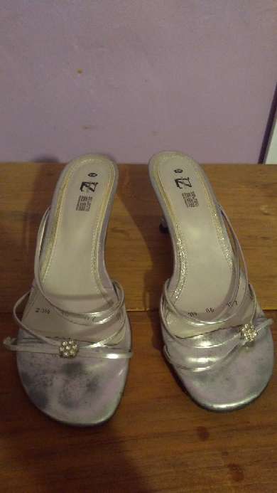 REGALO Zapatillas #3 o 3 1/2 plateadas, usadas. REGALO Zapatillas #3 o 3 1/2 plateadas, usadas.