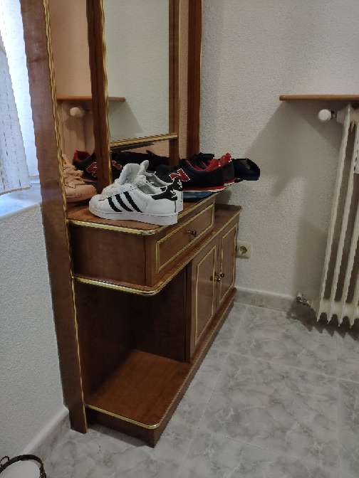 REGALO Mueble con espejo y cajones 2