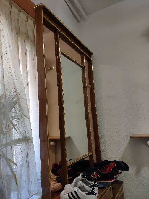 REGALO Mueble con espejo y cajones 3