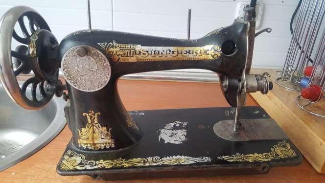 REGALO Máquina de coser antigua REGALO Máquina de coser antigua
