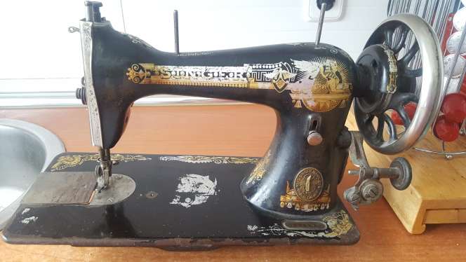 REGALO Mquina de coser antigua 2