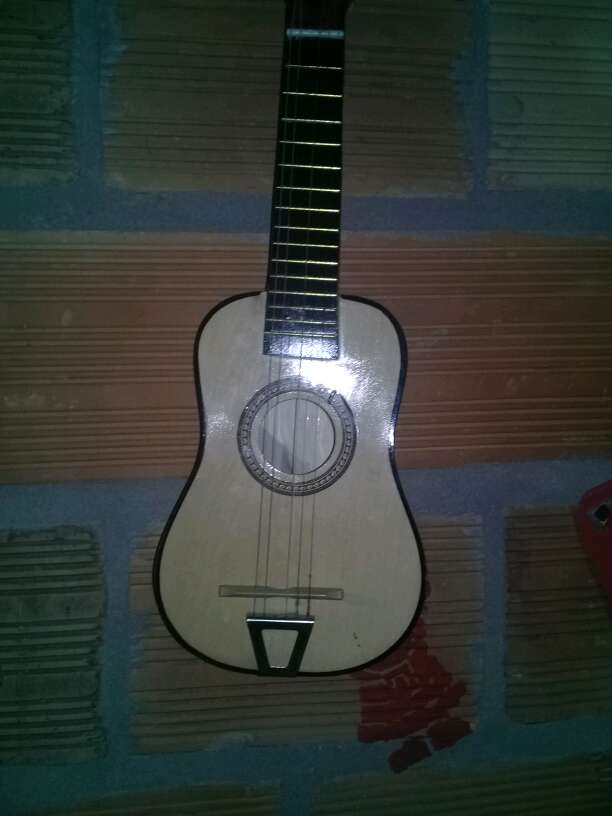 REGALO guitarra de juguete 1