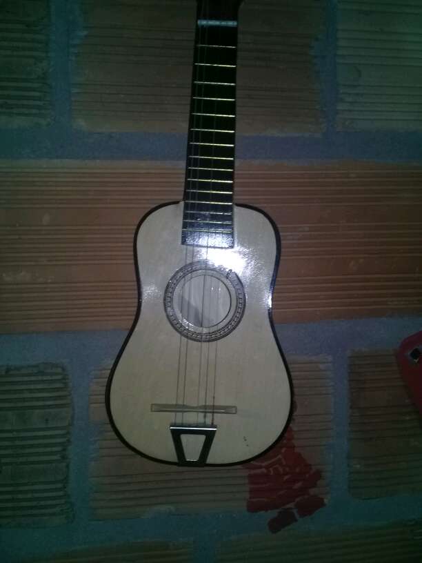REGALO guitarra de juguete