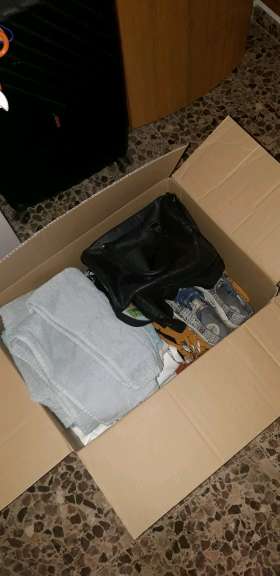 REGALO Caja con Ropa, toallas, bolsos, zapatillas. 1