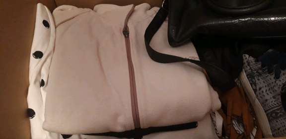 REGALO Caja con Ropa, toallas, bolsos, zapatillas. 2