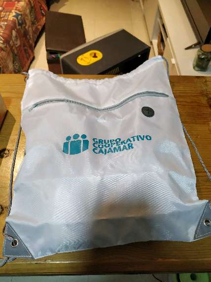 REGALO mochila de tela en perfecto estado y pinzas de madera para ropa REGALO mochila de tela en perfecto estado y pinzas de madera para ropa