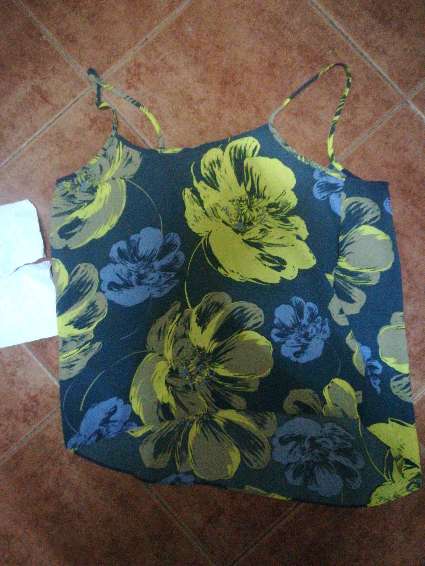 Esta en perfecto estado solo usada 1 vez talla s la regalo Esta en perfecto estado solo usada 1 vez talla s la regalo