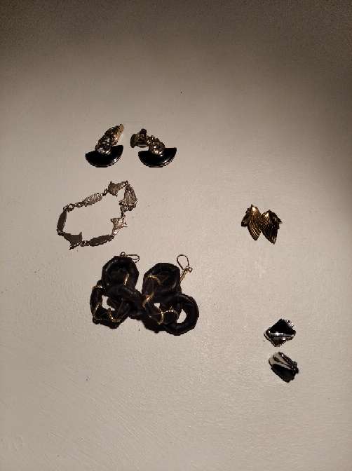 REGALO Pendientes varios y una pulsera. REGALO Pendientes varios y una pulsera.